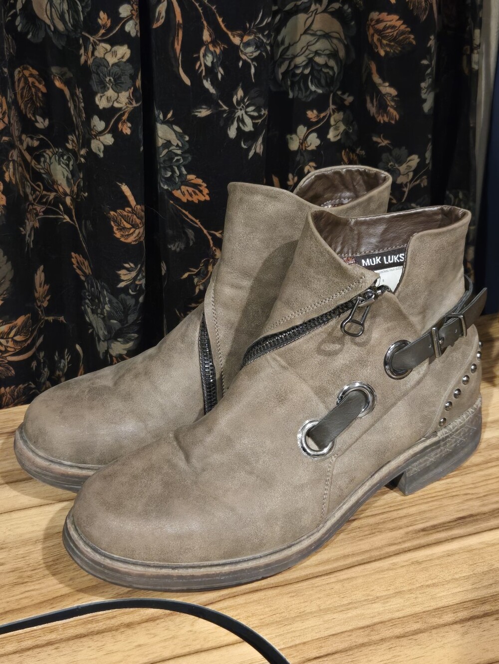 Muk Luks Ranya Womens Brown Ankle Boots Zipper Studed Heel Size 8